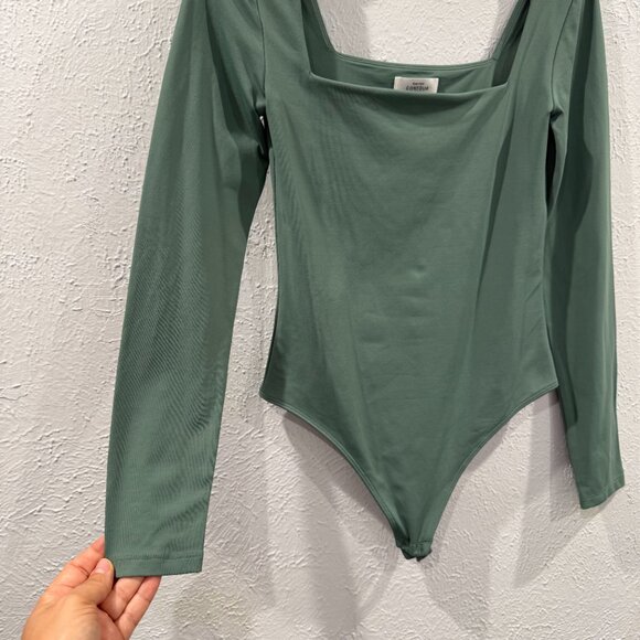 Babaton Aritzia Original Contour Squareneck Bodysuit Dusky Green Thong Size Med - Picture 5 of 15